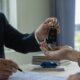 Firma del contratto di noleggio auto e consegna delle chiavi