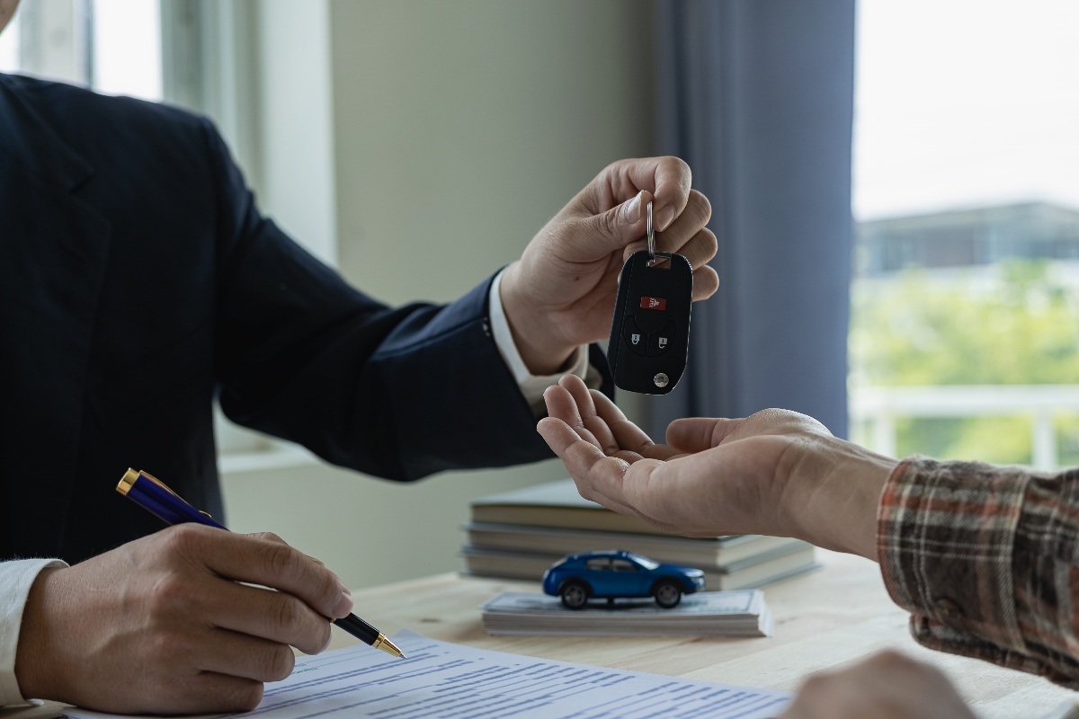 Firma del contratto di noleggio auto e consegna delle chiavi