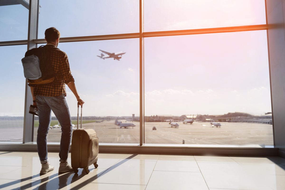 Viaggiatore con la valigia