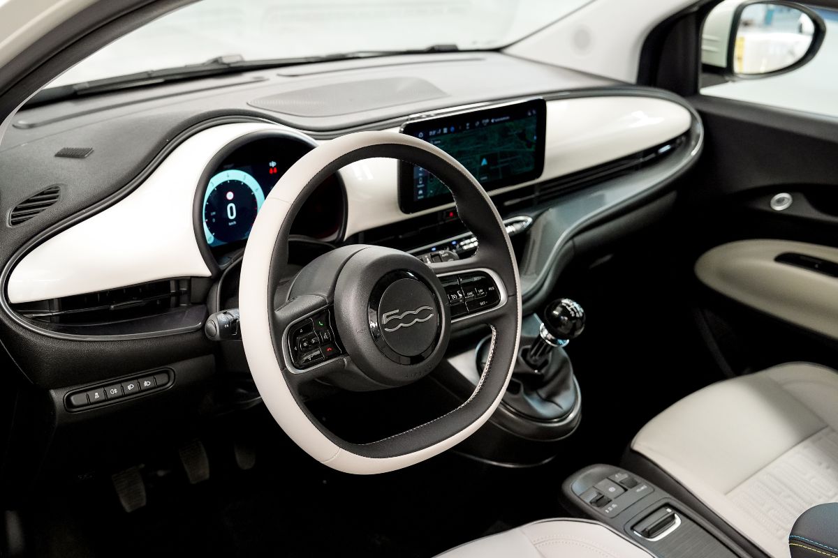 Gli interni della nuova Fiat 500 Hybrid