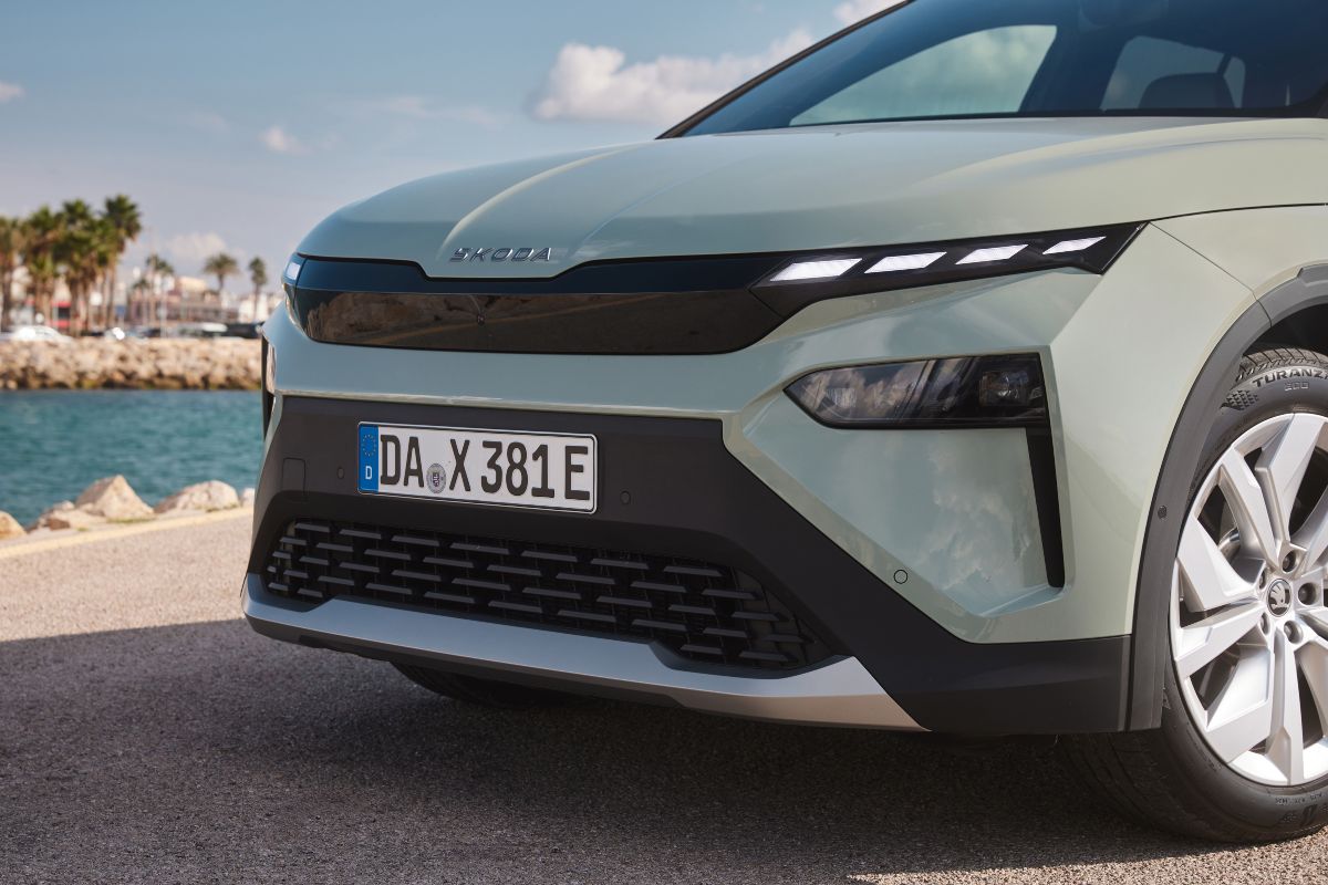 Dettaglio frontale della Škoda Elroq