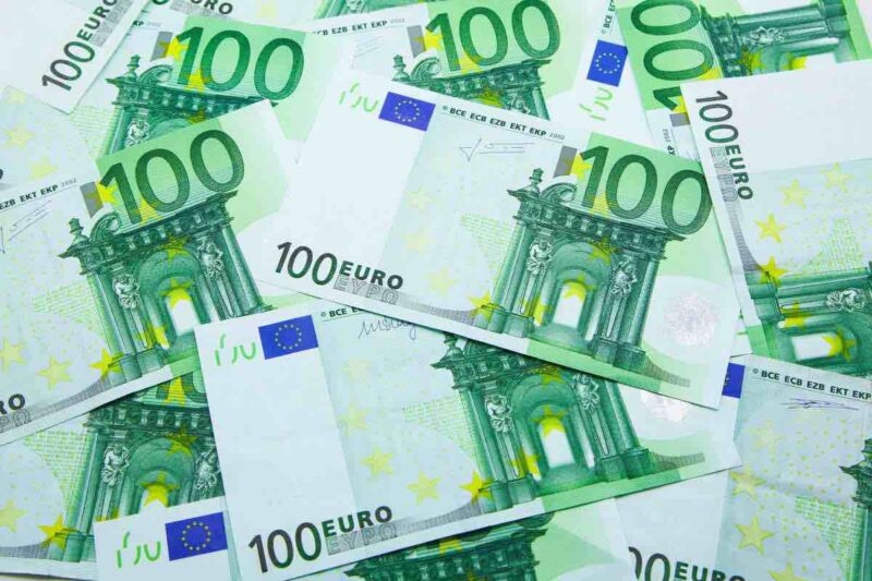 Denaro cento Euro