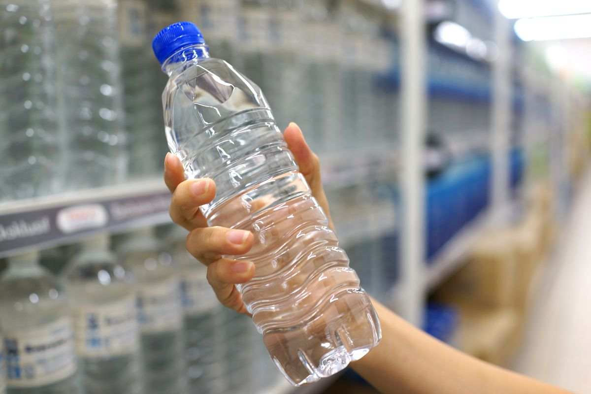 Bottiglia di plastica in auto