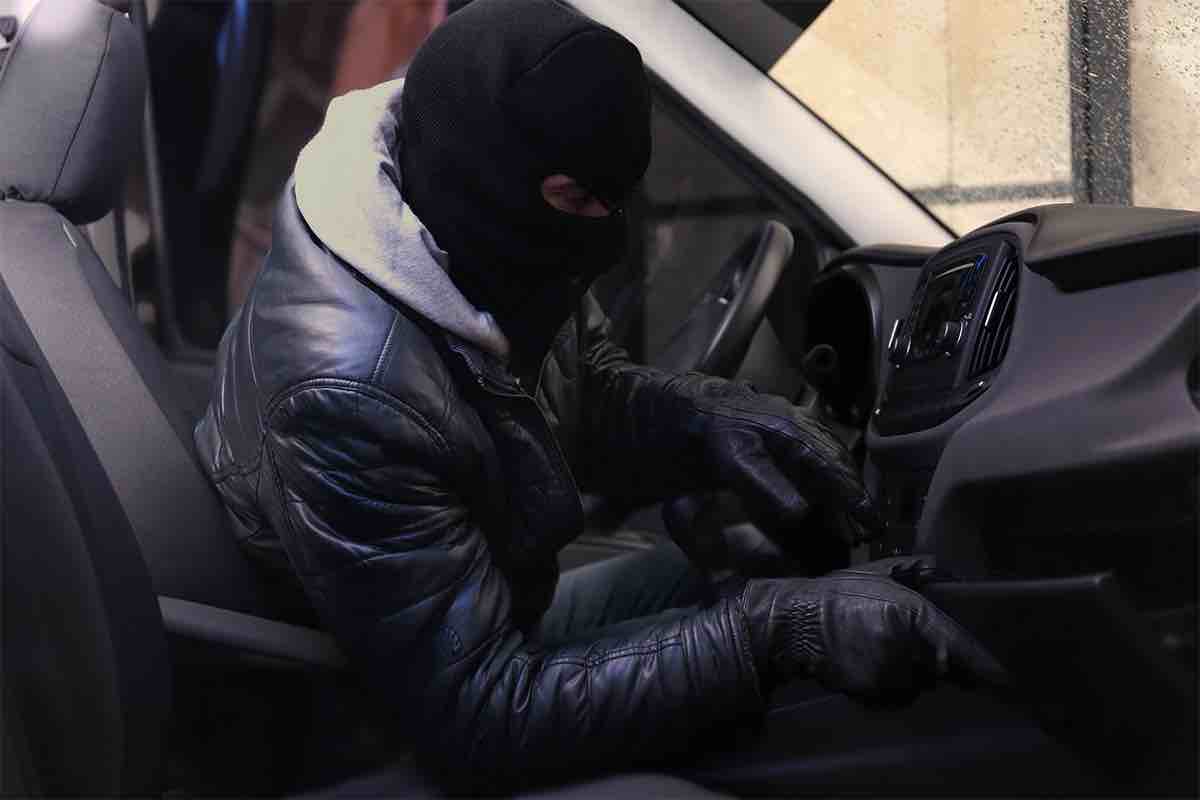 Ladro di auto