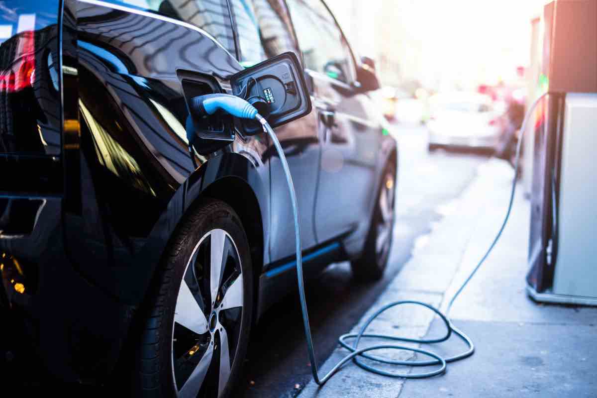 Auto elettrica ricarica