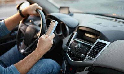 Guida con lo smartphone in mano