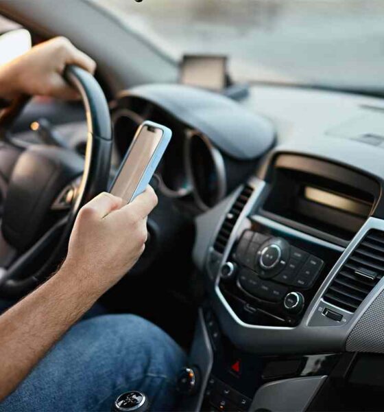 Guida con lo smartphone in mano