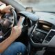 Guida con lo smartphone in mano