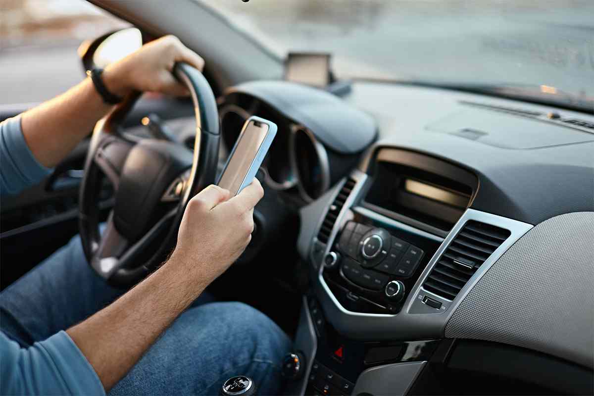 Guida con lo smartphone in mano