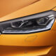 Skoda Fabia di colore arancione, dettaglio fari