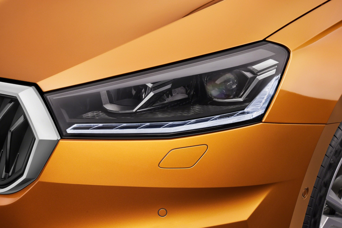 Skoda Fabia di colore arancione, dettaglio fari