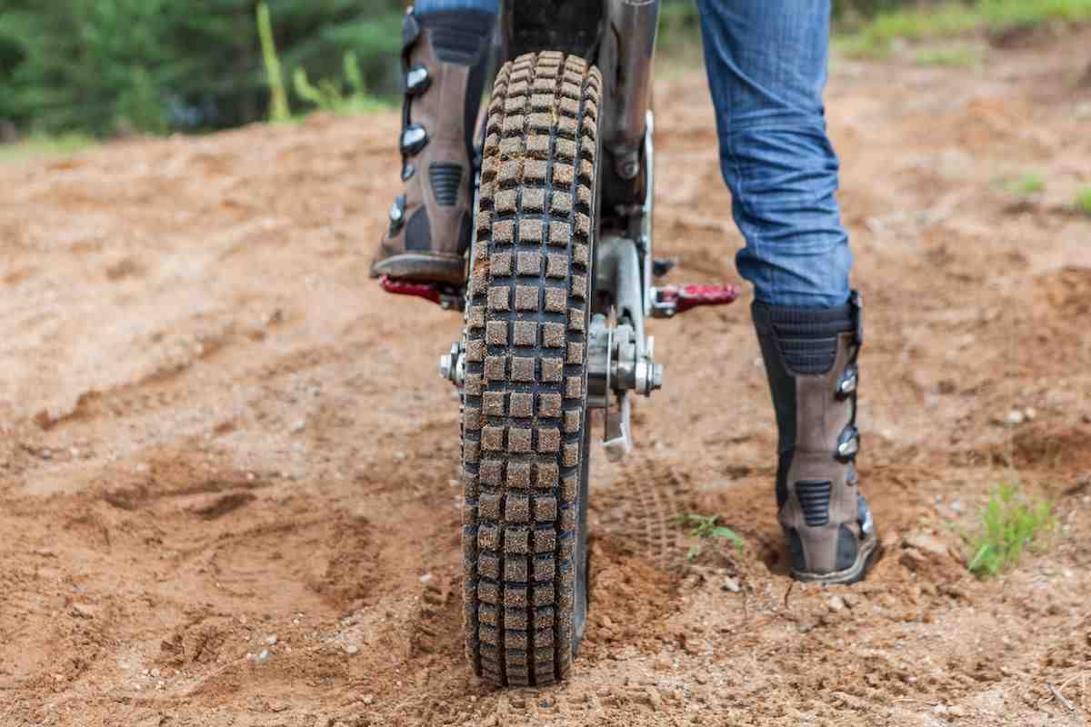 Questa nuova moto da cross elettrica è una vera bestia