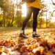 Donna cammina in parco in autunno