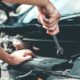 Meccanico lavora con la chiave inglese nel vano motore