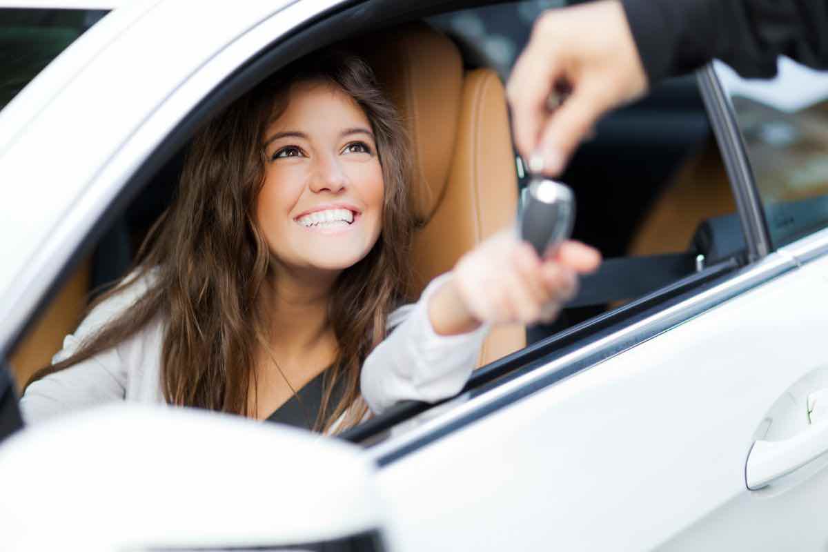 Donna riceve auto