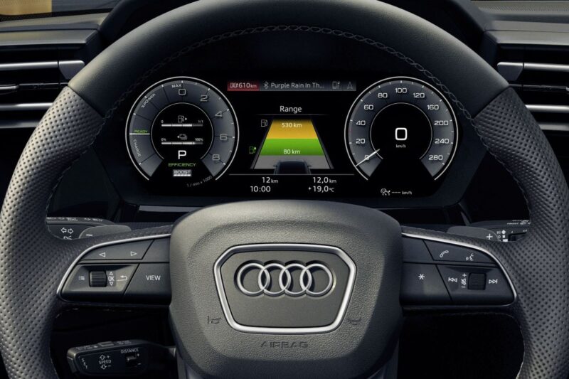 Dettaglio volante, logo Audi