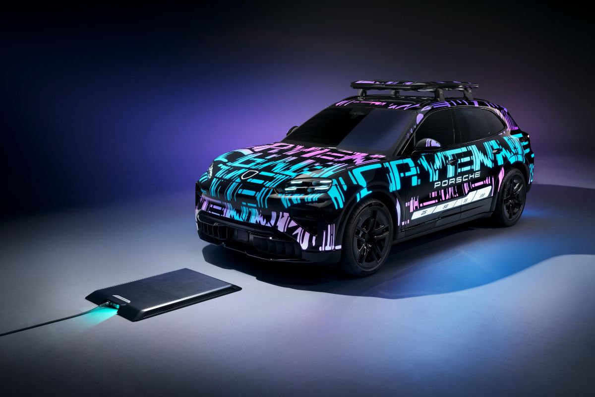 Porsche Cayenne elettrica in ricarica wireless su piastra a induzione