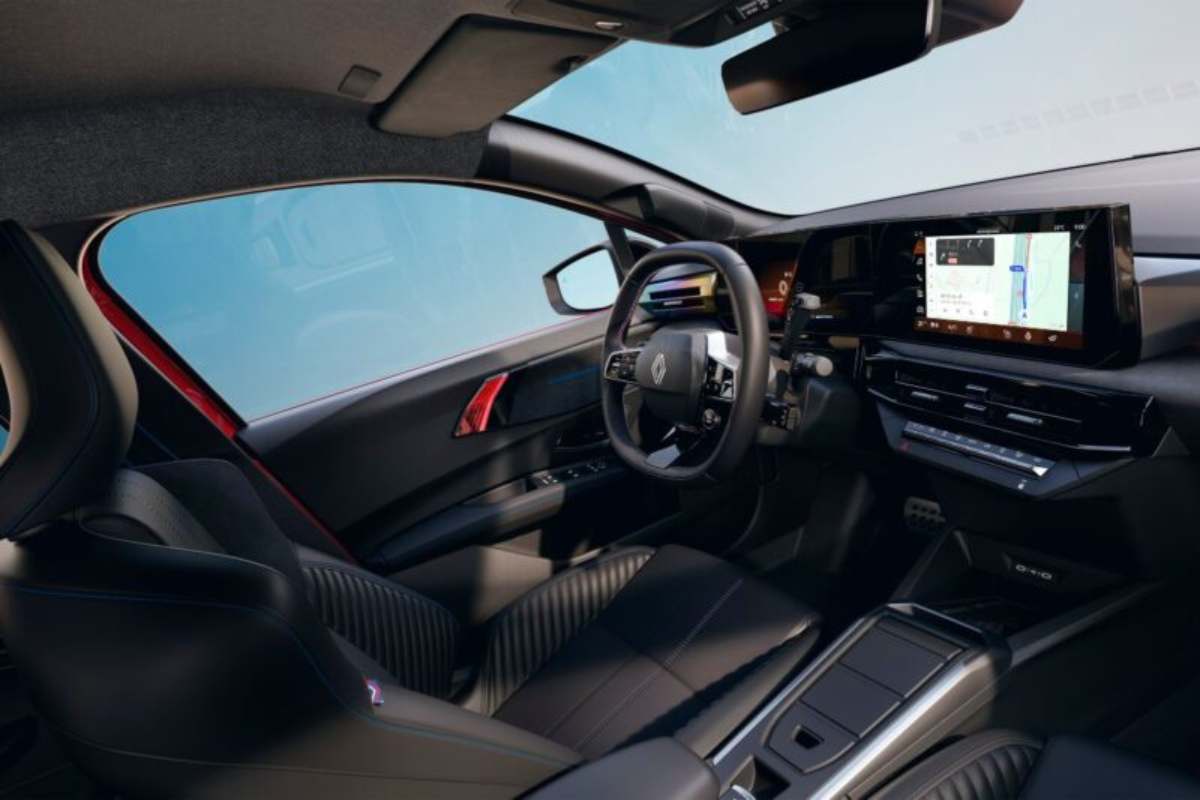 Sebbene il dispositivo offra strumenti utili come il navigatore GPS, le chiamate in vivavoce e il controllo delle applicazioni musicali
