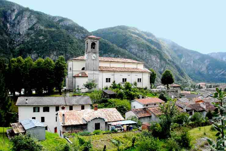 Chiusafofrte paese cascata