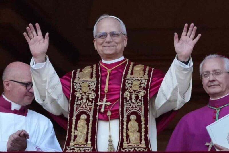 La Papamobile, diventata iconica durante il pontificato di Jorge Mario Bergoglio, rappresenta molto più di un semplice mezzo