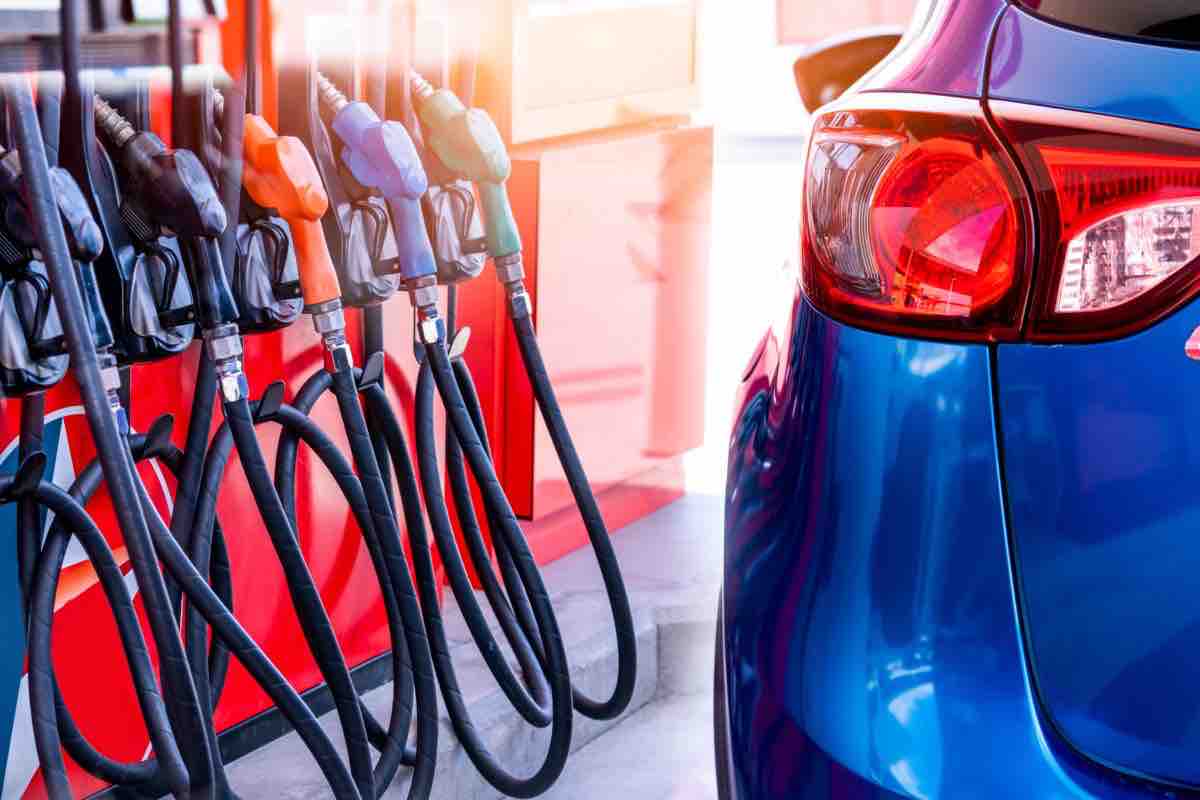 Automobile fare benzina