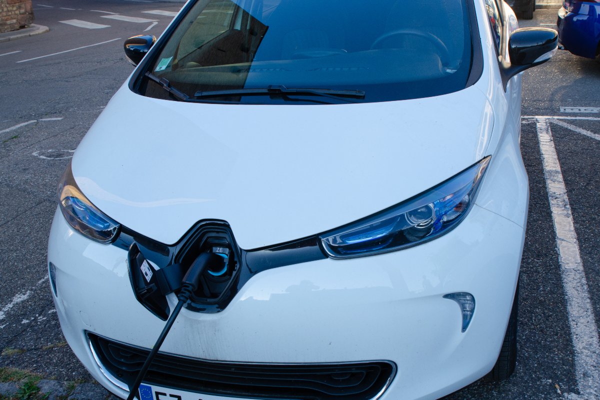 Renault Zoe in fase di ricarica elettrica