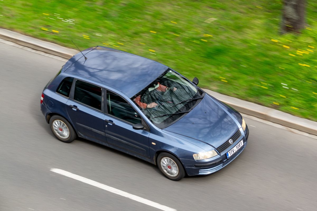 Auto berlina Fiat Stilo blu
