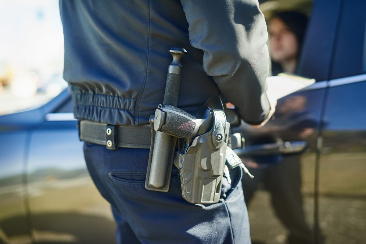 Polizia multa un'auto fermata