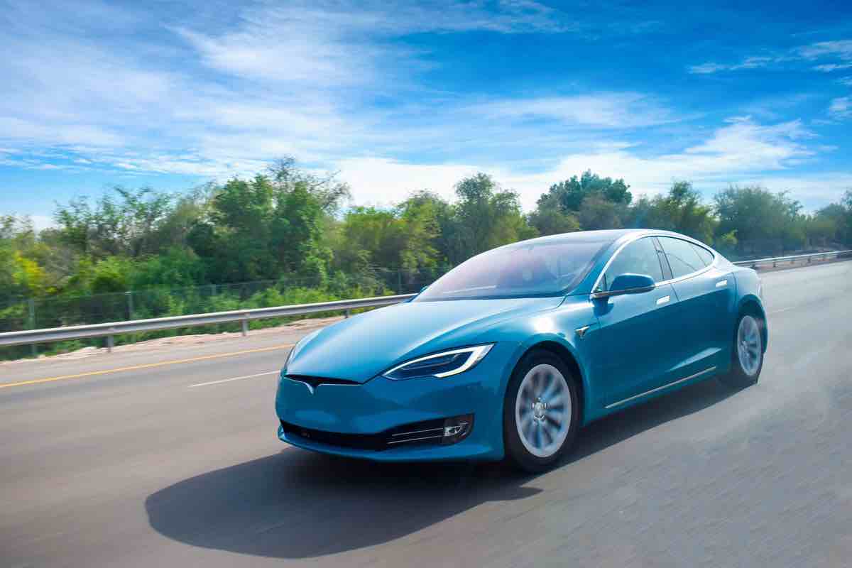 Automobile Tesla elettrica