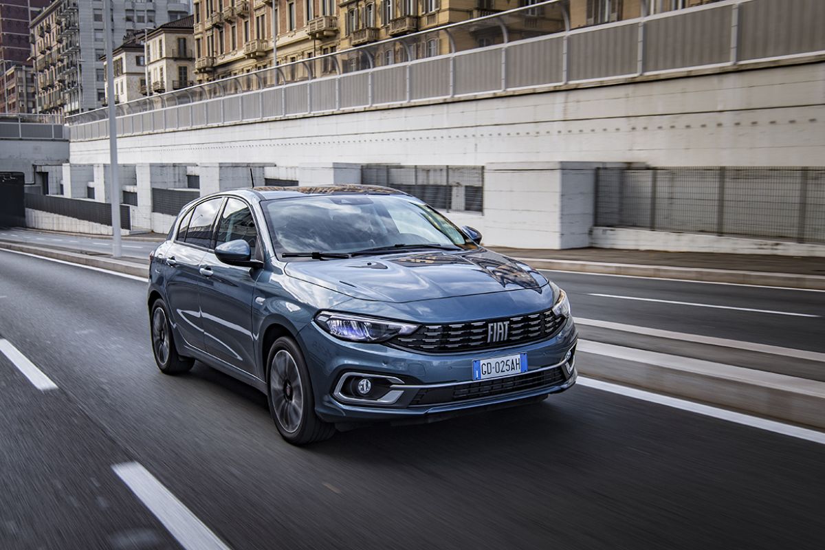 Fiat Tipo Hatchback di colore blu, su strada