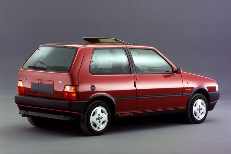 Fiat Uno Turbo di colore rosso