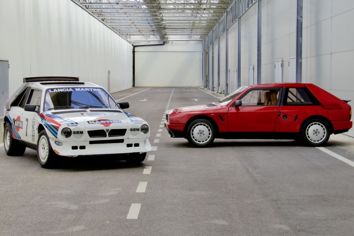 Due esemplari di Lancia Delta S4 Rally, uno con livrea Martini e una rossa