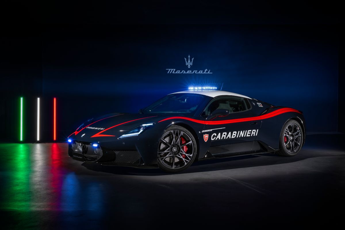 La nuova Maserati MCPURA consegnata ai Carabinieri