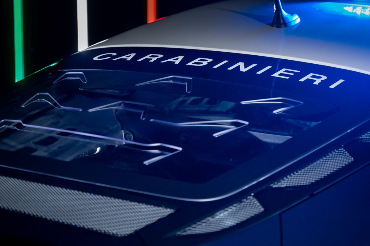 Dettaglio del lunotto posteriore della nuova Maserati MCPURA consegnata ai Carabinieri