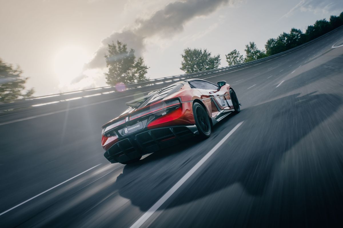 La nuova Yangwang U9 Xtreme in pista