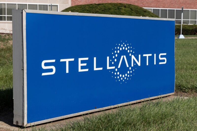 Insegna del marchio Stellantis