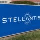 Insegna del marchio Stellantis