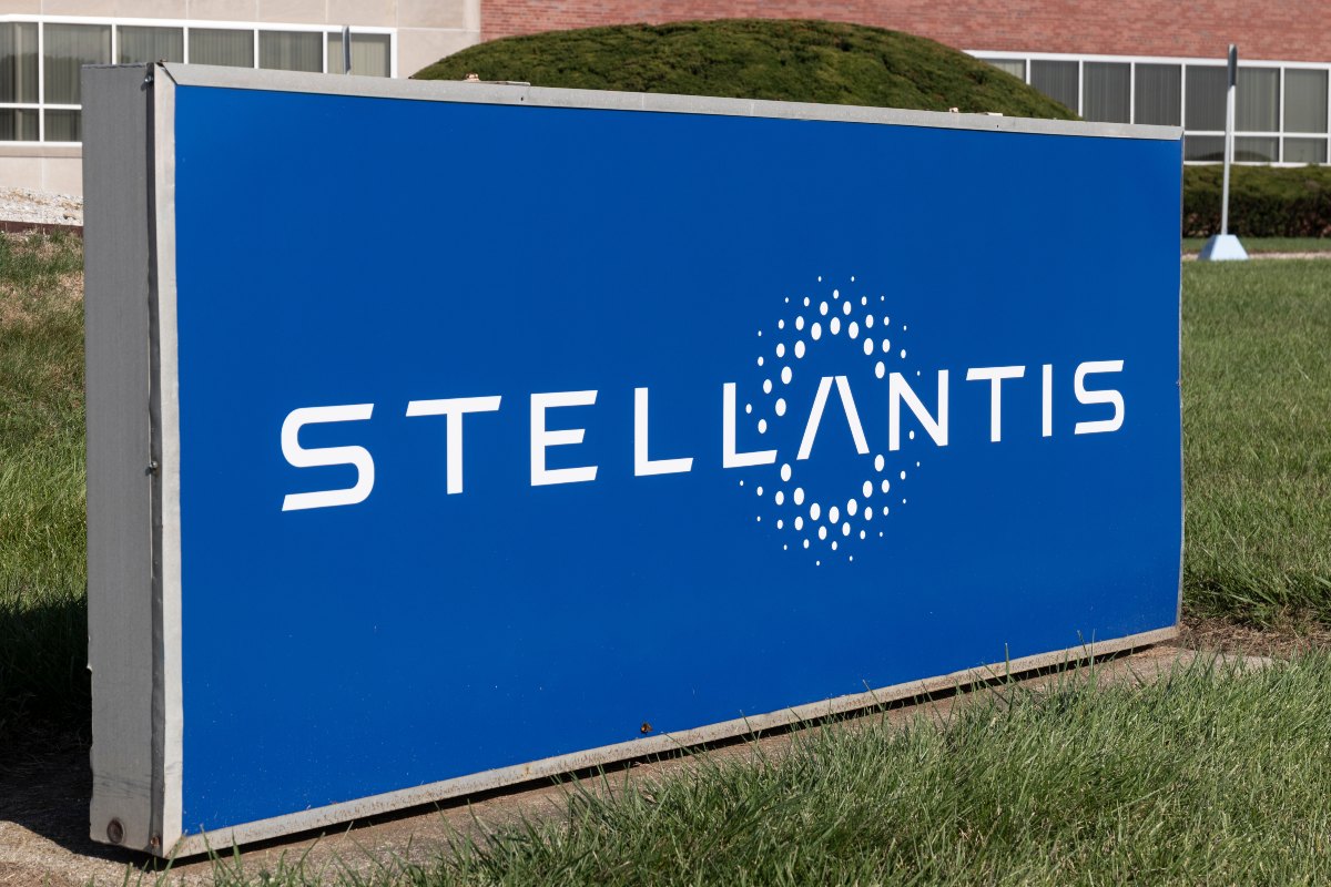 Insegna del marchio Stellantis