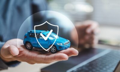 Rappresentazione del concetto di assicurazione auto con modellino di automobile e icona di sicurezza.