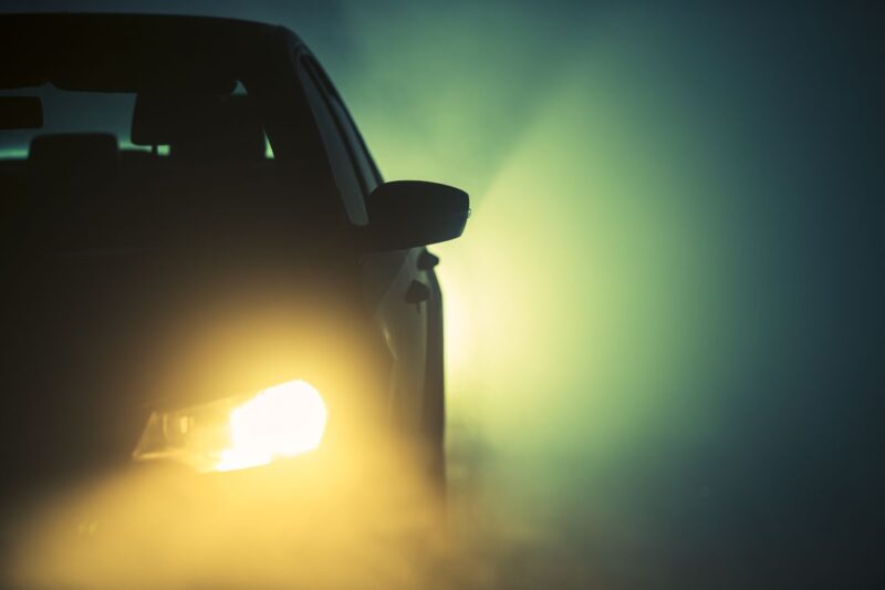 Automobile bloccata nella nebbia di notte