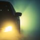 Automobile bloccata nella nebbia di notte