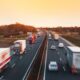Autostrada trafficata con auto e camion