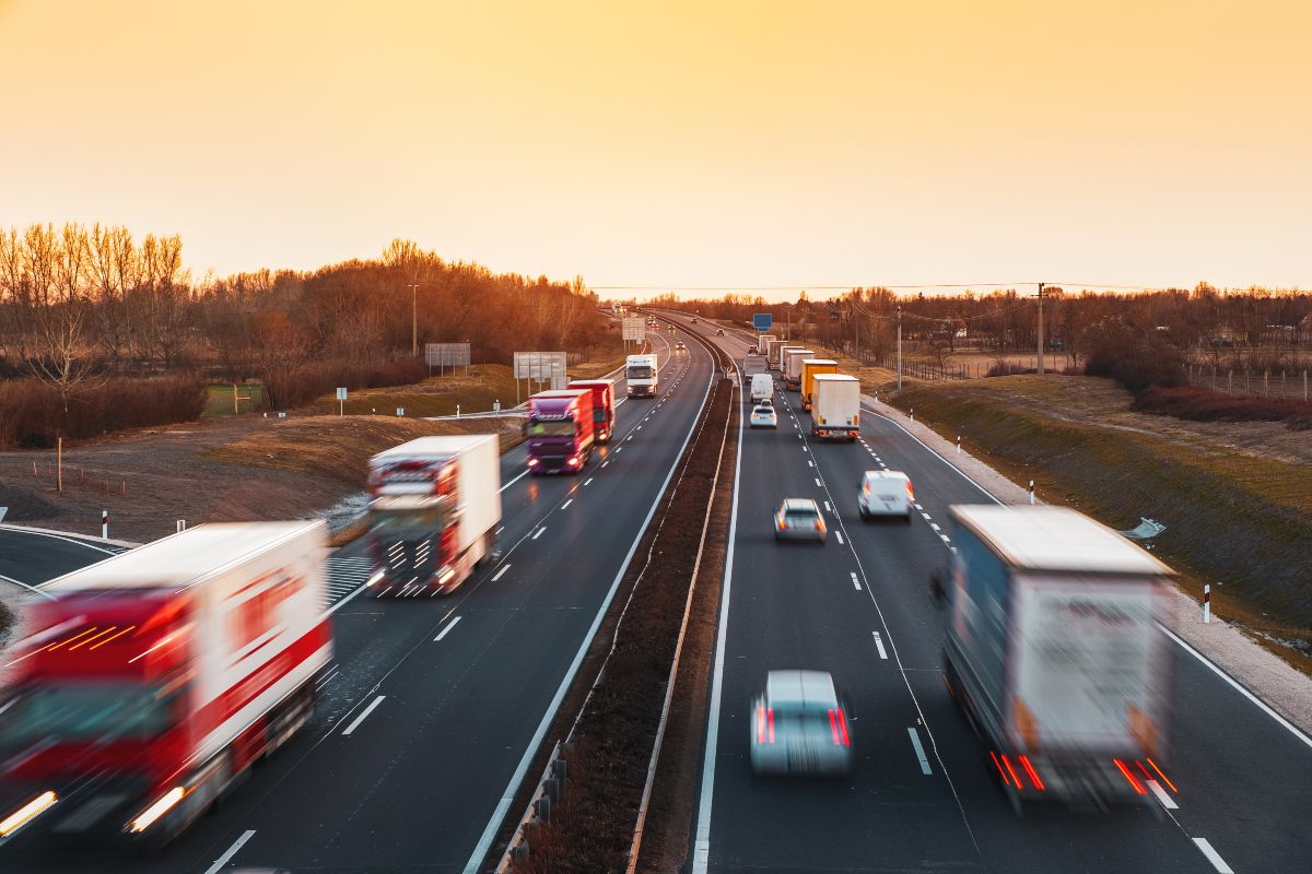 Autostrada trafficata con auto e camion