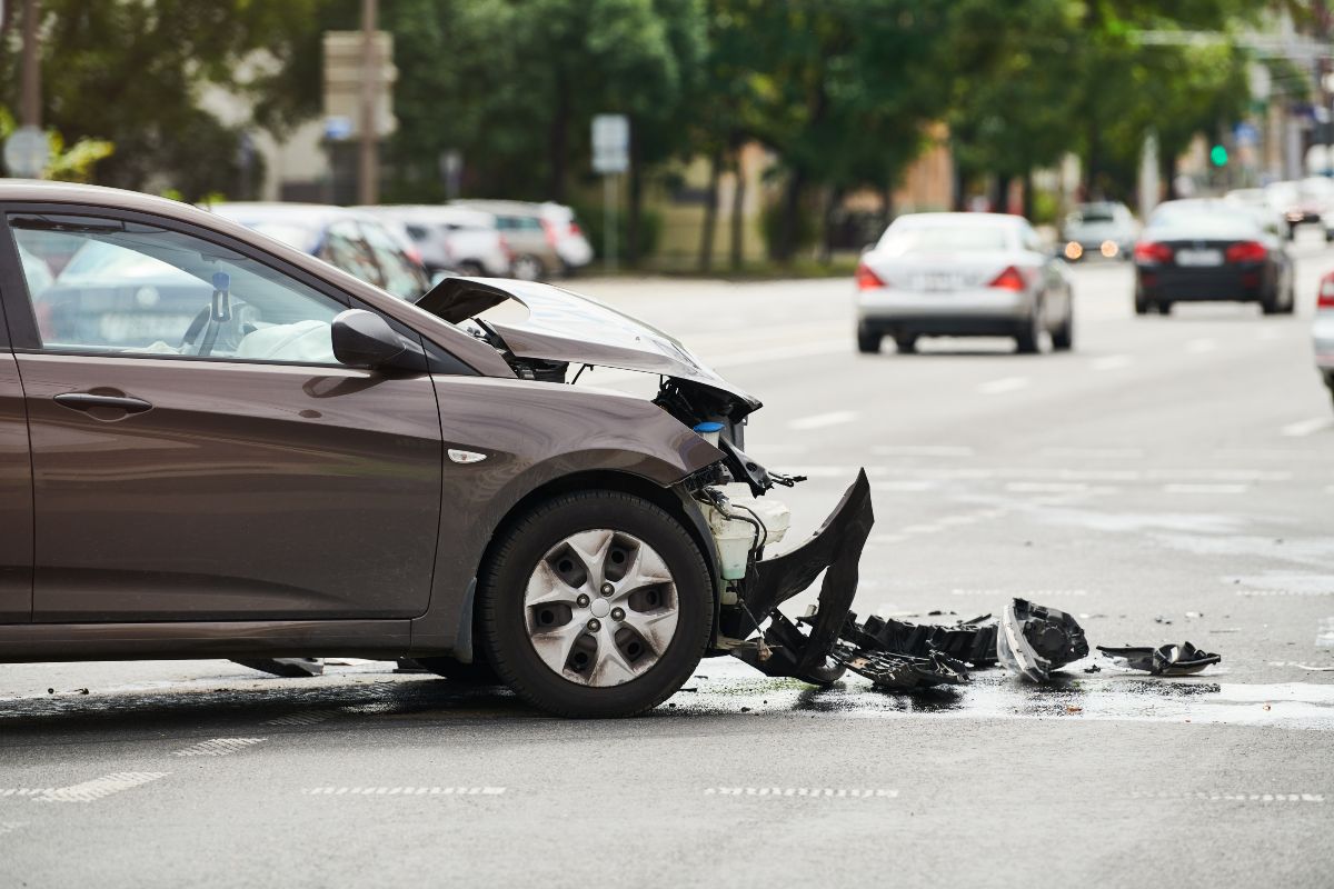 Automobile incidentata in mezzo alla strada