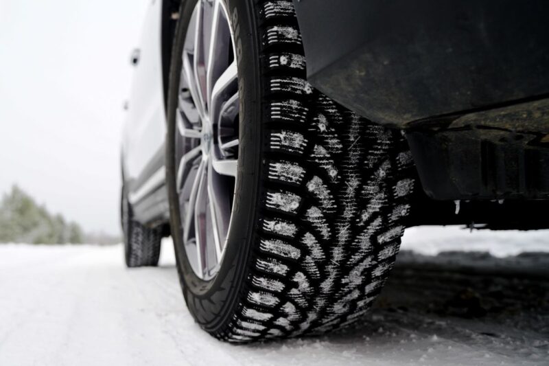Pneumatico invernale su strada innevata