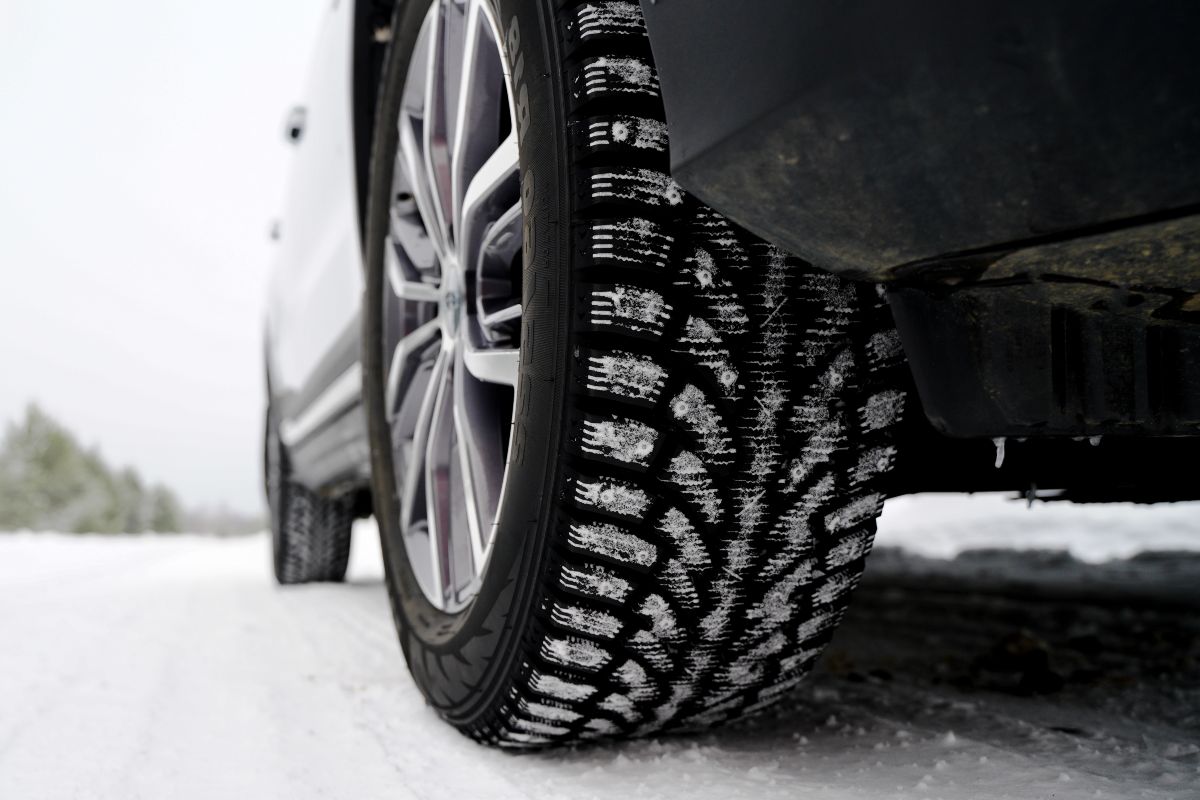 Pneumatico invernale su strada innevata
