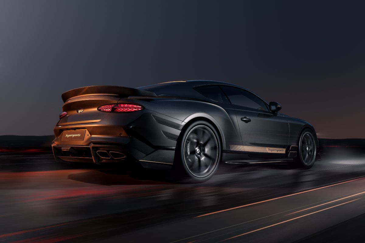Vista posteriore della nuova Bentley Continental GT Supersports, colore grigio