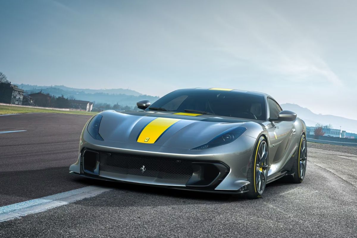 Ferrari 812 Competizione, colore grigio