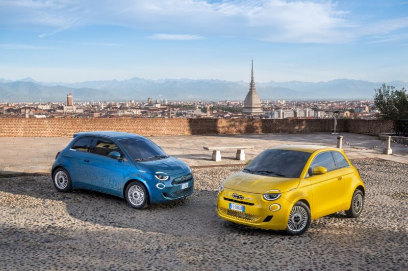 Due Fiat 500 Hybrid, davanti a una vista panoramica della città di Torino