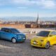 Due Fiat 500 Hybrid, davanti a una vista panoramica della cittĂ di Torino